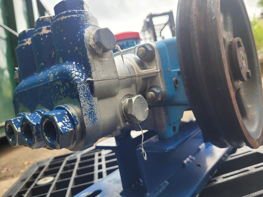 CAT Pump Model 550 5 GPM / 3000 PSI Belt Drive 7 Frame Plunger PD Working Pull