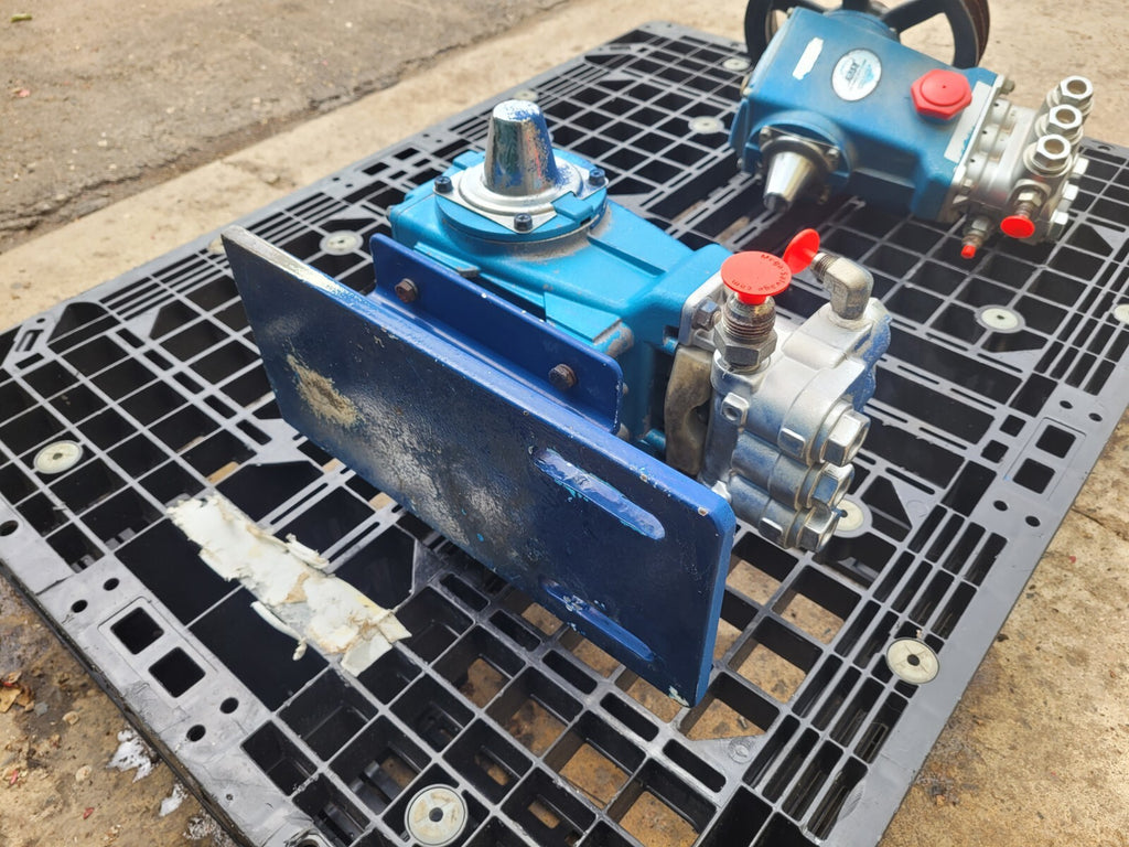 CAT Pump Model 550 5 GPM / 3000 PSI Belt Drive 7 Frame Plunger PD Working Pull