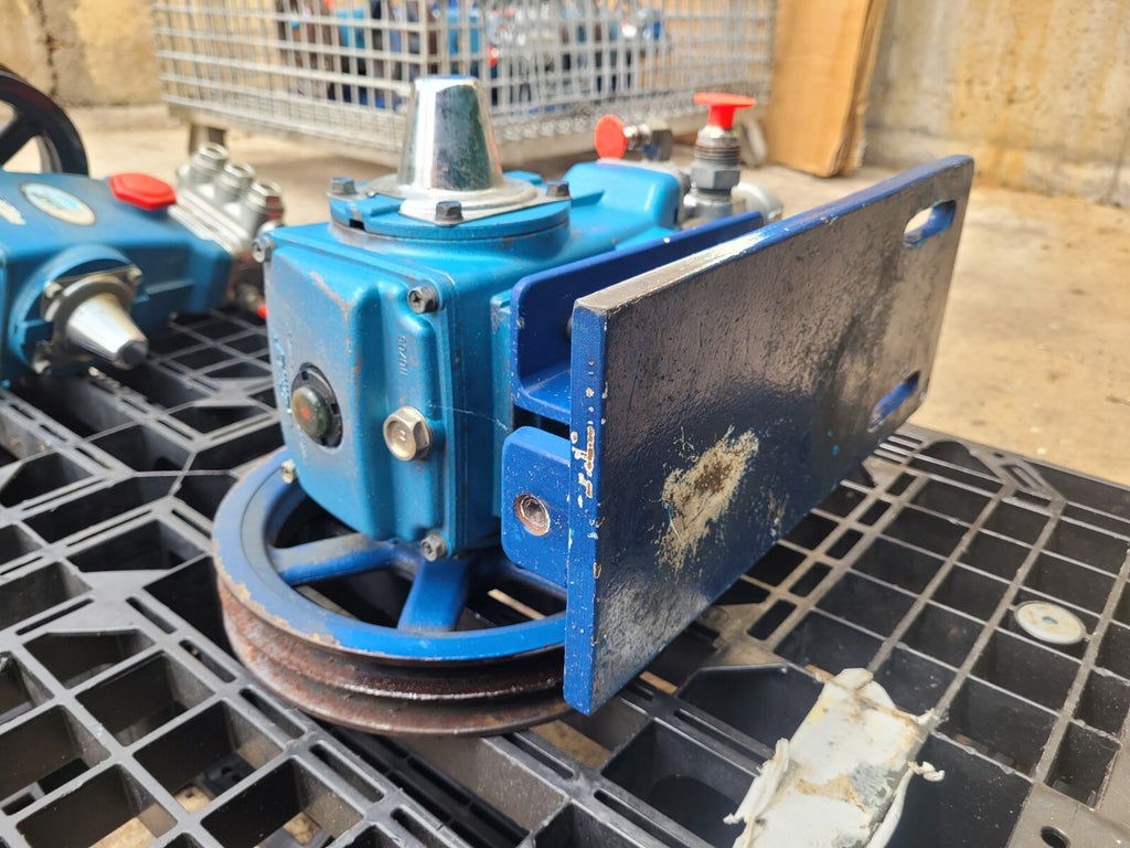 CAT Pump Model 550 5 GPM / 3000 PSI Belt Drive 7 Frame Plunger PD Working Pull