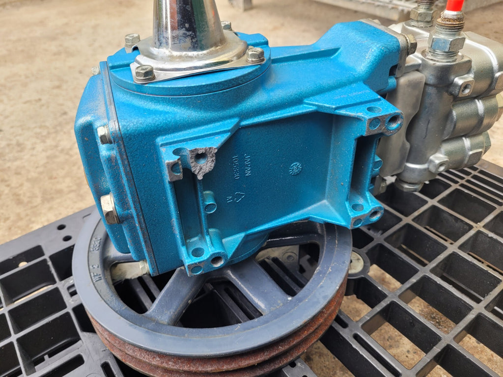 CAT Pump Model 550 5 GPM / 3000 PSI Belt Drive 7 Frame Plunger PD Working Pull