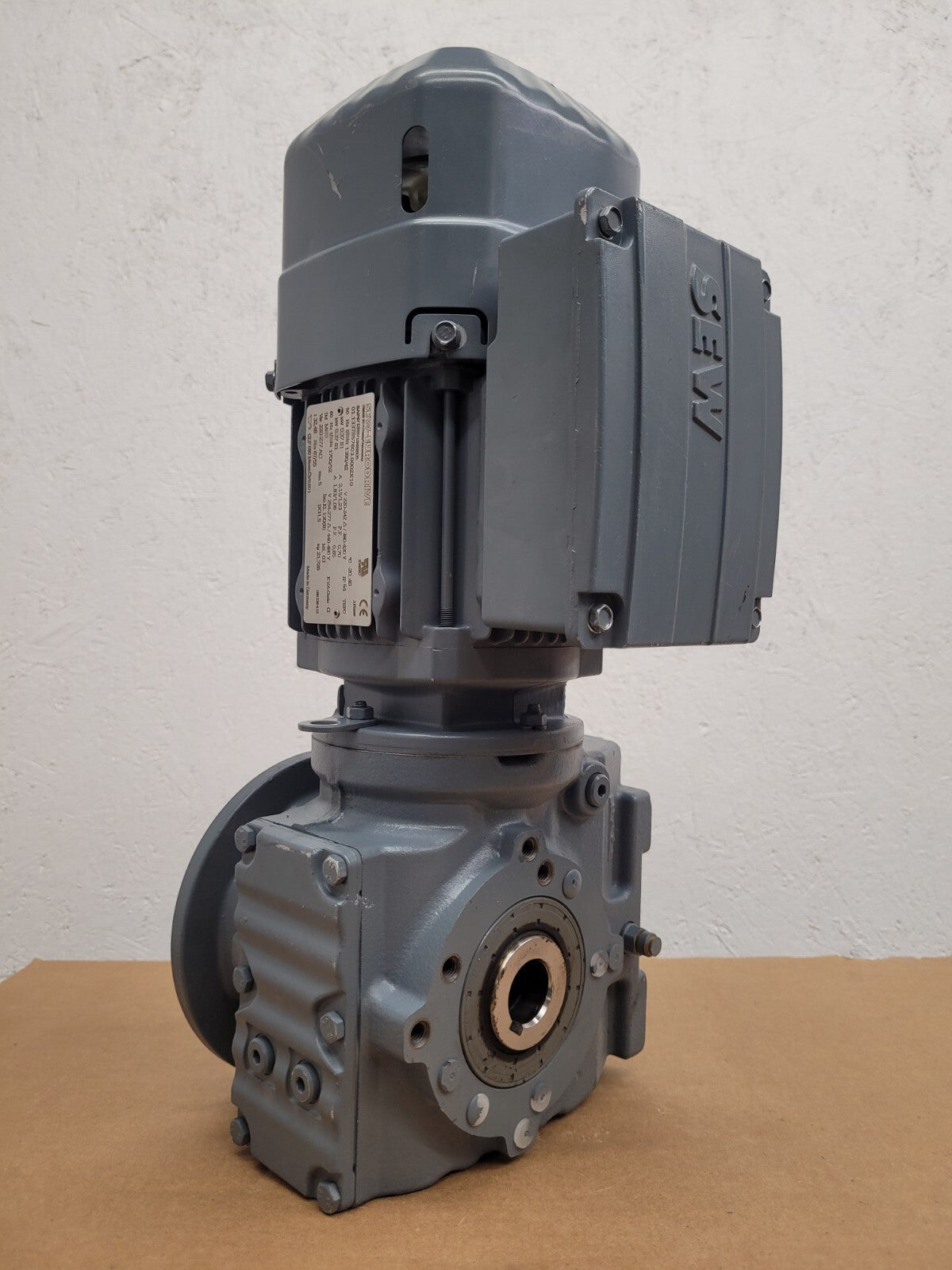 SEW-EURODRIVE SA47/T DRS71S4BE05 Right Angle Gearmotor Thru Shaft 32:1 Ratio