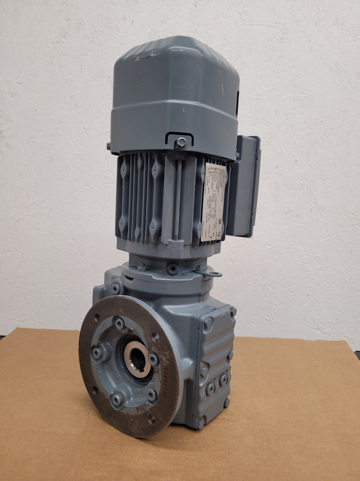 SEW-EURODRIVE SA47/T DRS71S4BE05 Right Angle Gearmotor Thru Shaft 32:1 Ratio