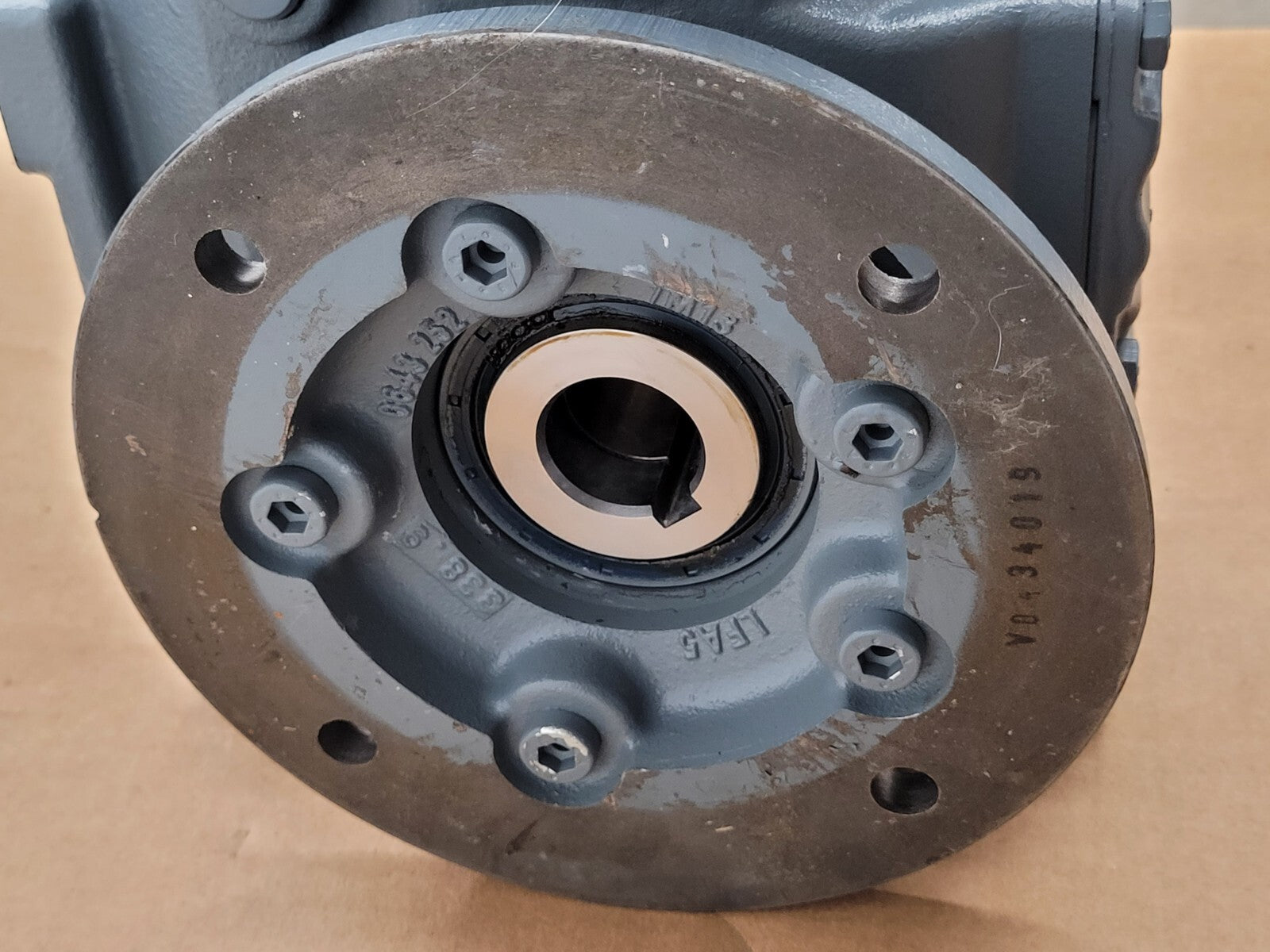 SEW-EURODRIVE SA47/T DRS71S4BE05 Right Angle Gearmotor Thru Shaft 32:1 Ratio