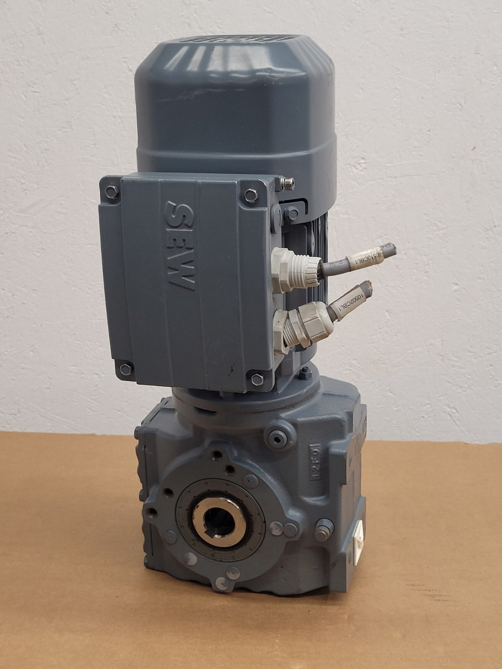 SEW-EURODRIVE SA47/T DRS71S4BE05 Right Angle Gearmotor Thru Shaft 32:1 Ratio