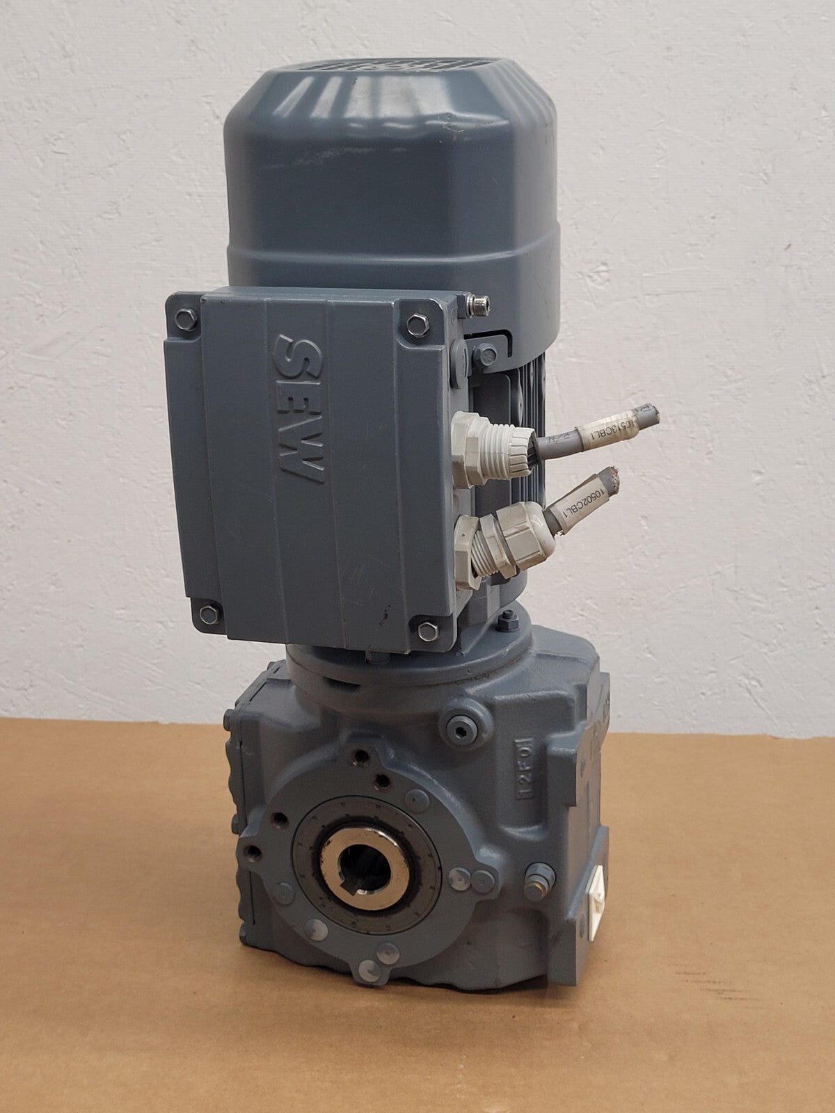 SEW-EURODRIVE SA47/T DRS71S4BE05 Right Angle Gearmotor Thru Shaft 32:1 Ratio