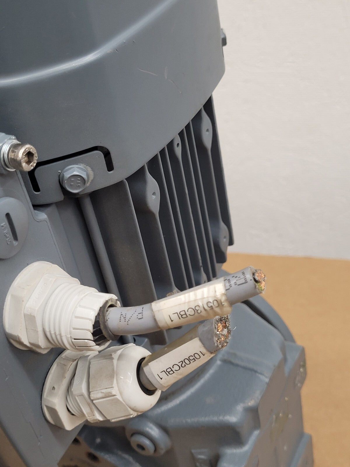 SEW-EURODRIVE SA47/T DRS71S4BE05 Right Angle Gearmotor Thru Shaft 32:1 Ratio