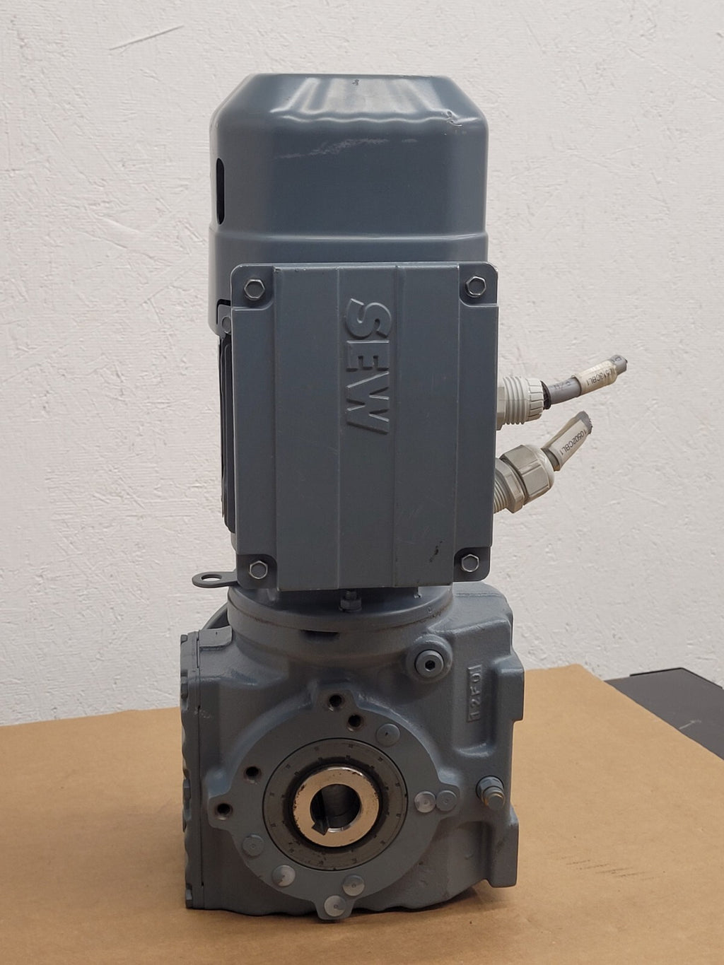 SEW-EURODRIVE SA47/T DRS71S4BE05 Right Angle Gearmotor Thru Shaft 32:1 Ratio