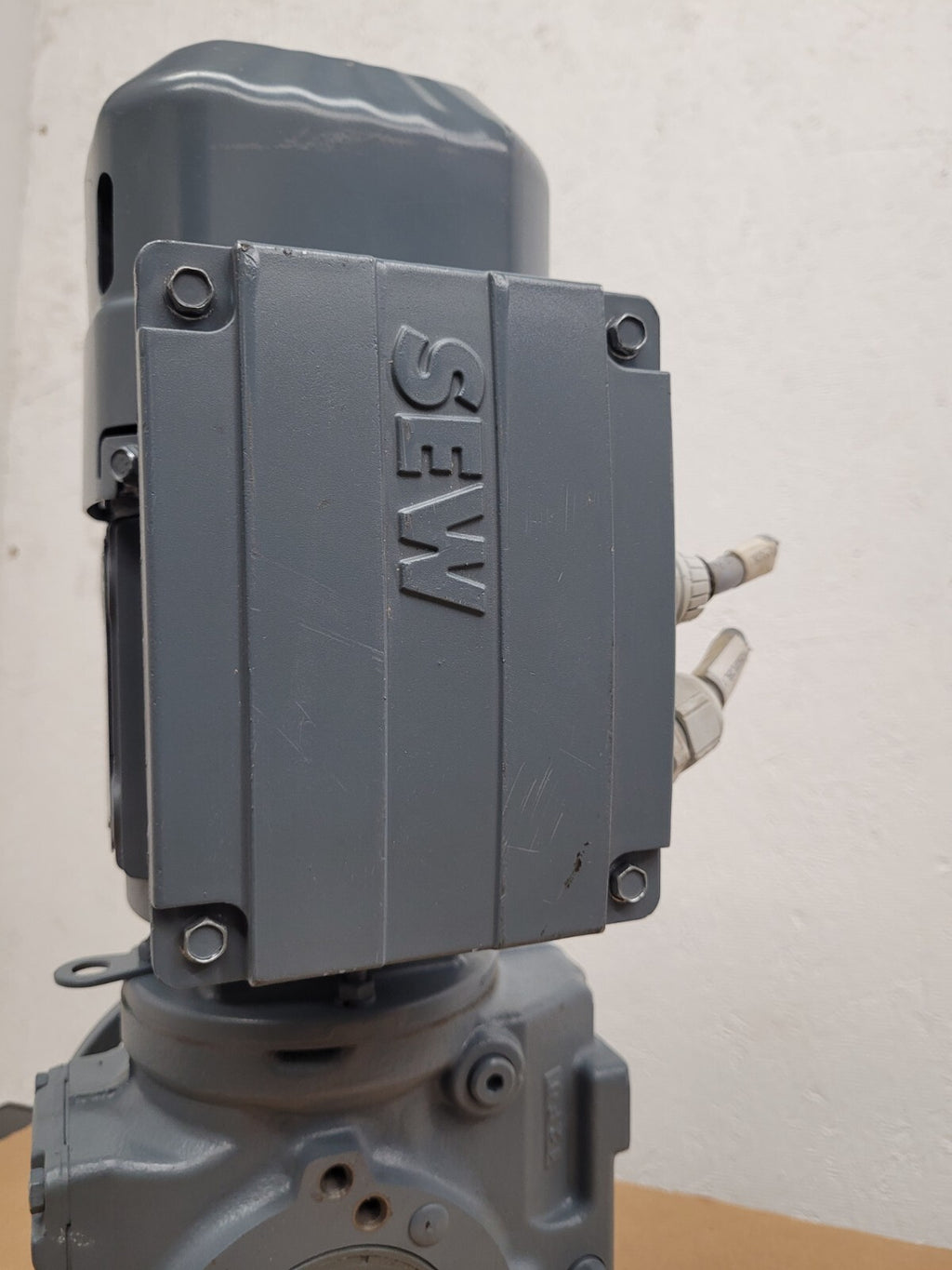 SEW-EURODRIVE SA47/T DRS71S4BE05 Right Angle Gearmotor Thru Shaft 32:1 Ratio