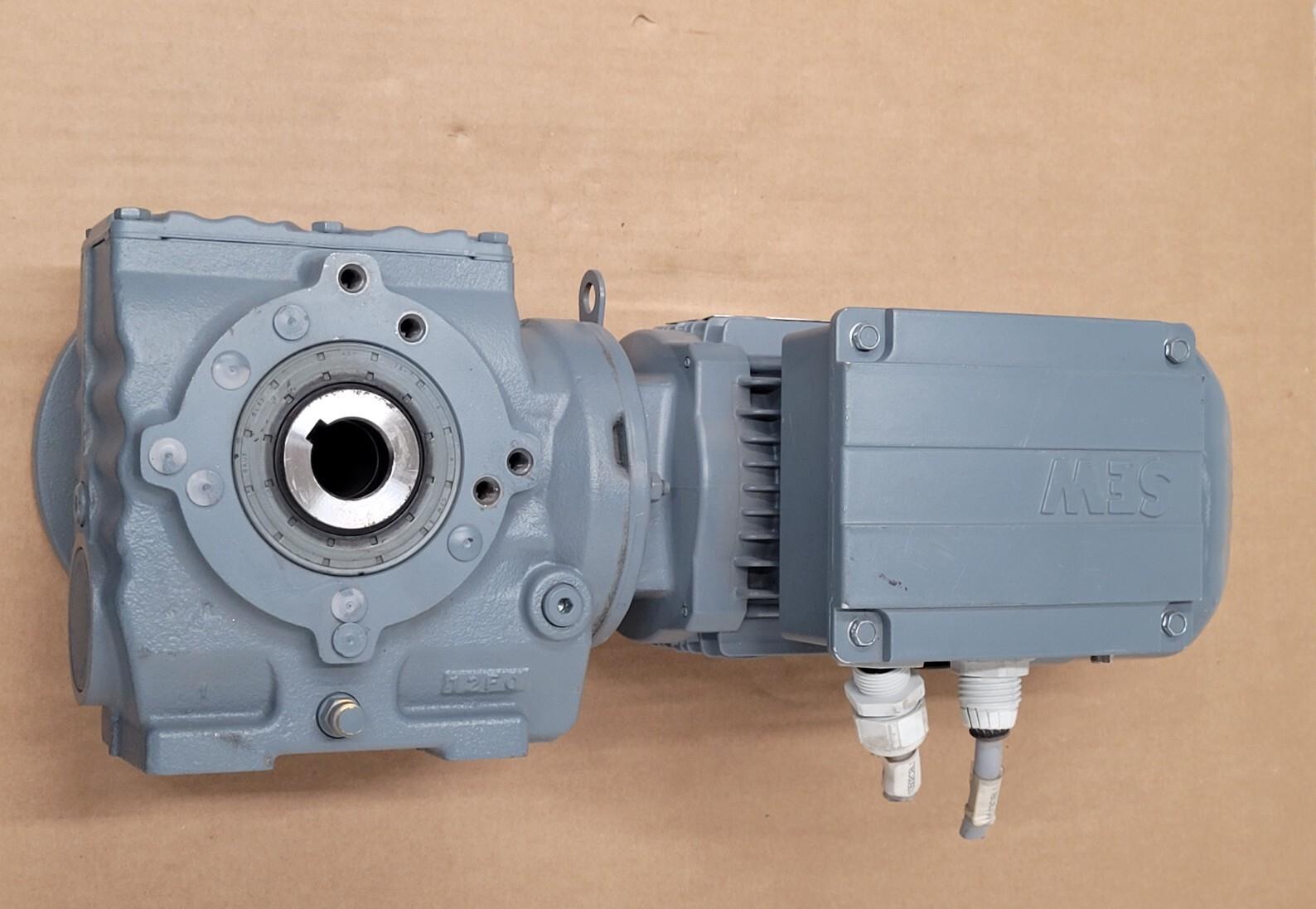 SEW-EURODRIVE SA47/T DRS71S4BE05 Right Angle Gearmotor Thru Shaft 32:1 Ratio