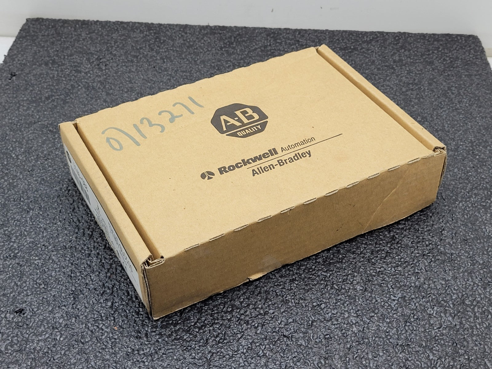 Allen-Bradley 1746-OB8 SLC 500 Output Voltage Module Open Box Sticker Residue