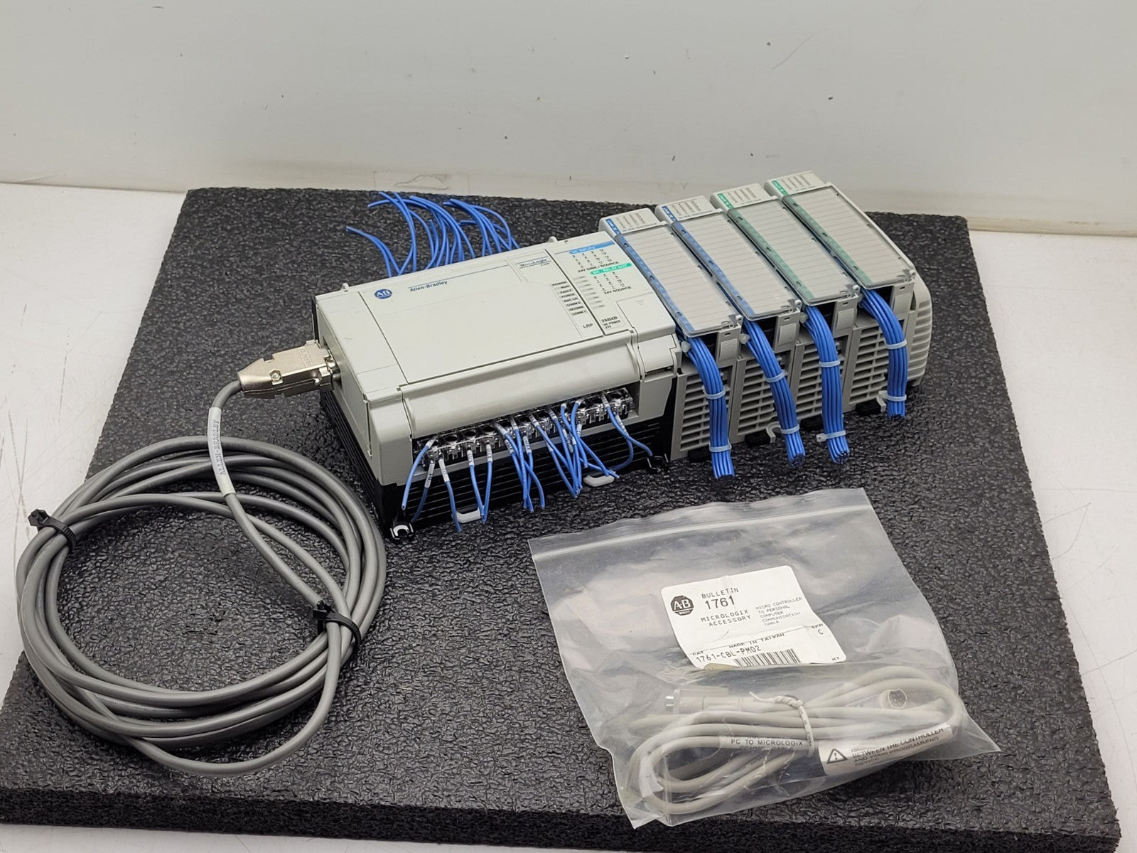 Allen Bradley 1764-28BXB Micrologix 1500 Compact I/O 1769-OF2 1769-OV16 PLC