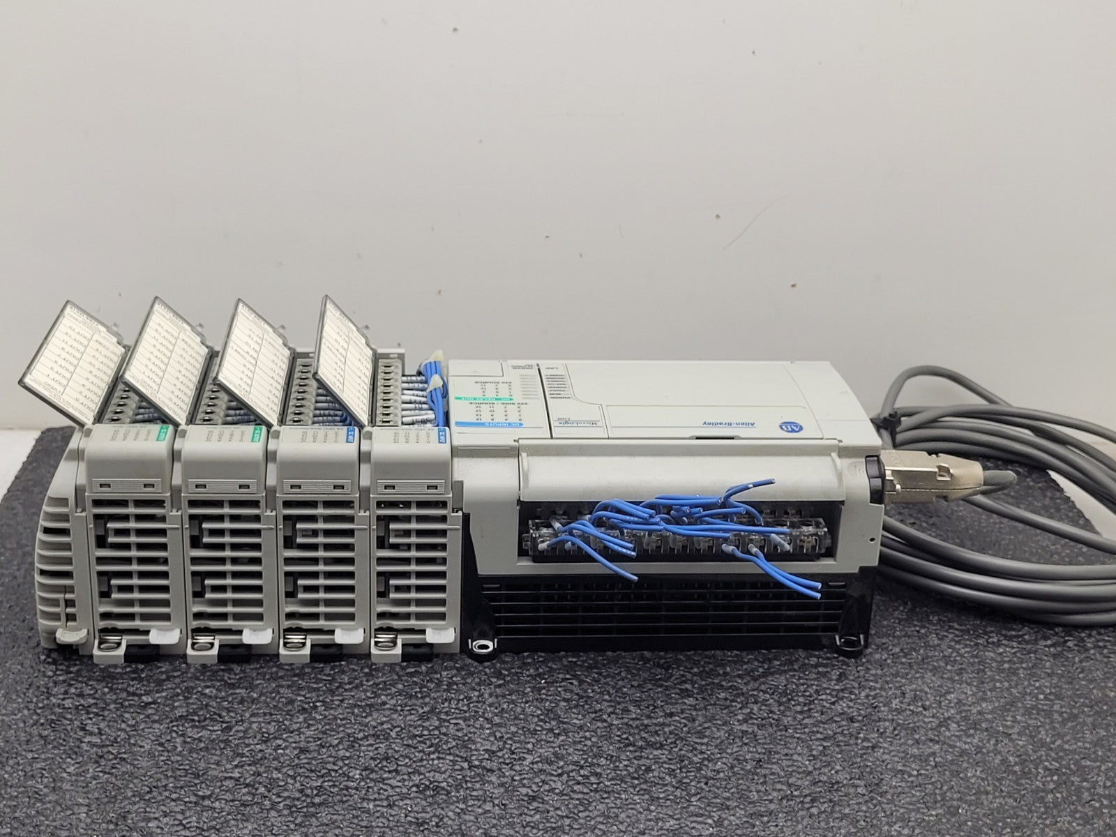 Allen Bradley 1764-28BXB Micrologix 1500 Compact I/O 1769-OF2 1769-OV16 PLC