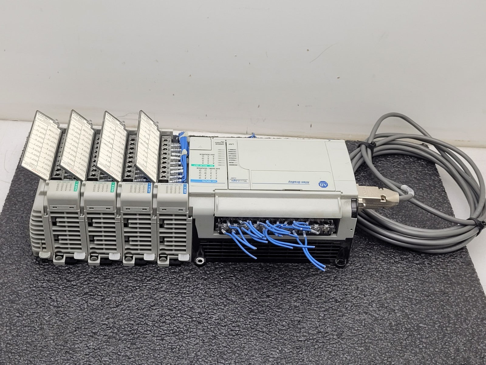 Allen Bradley 1764-28BXB Micrologix 1500 Compact I/O 1769-OF2 1769-OV16 PLC