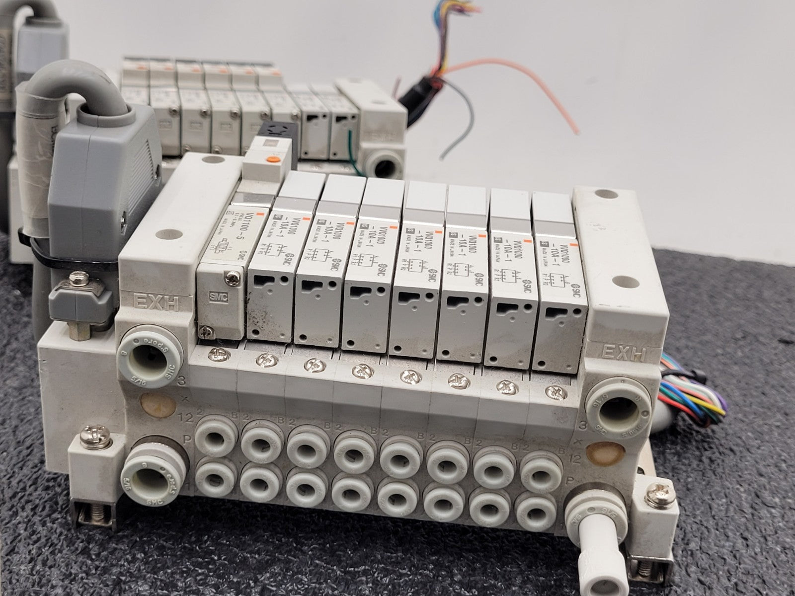 Lot of 4 SMC VQ1100-5  Solenoid Valve Blocks 24 Valves DIN Rail Mount DB25 Lot F