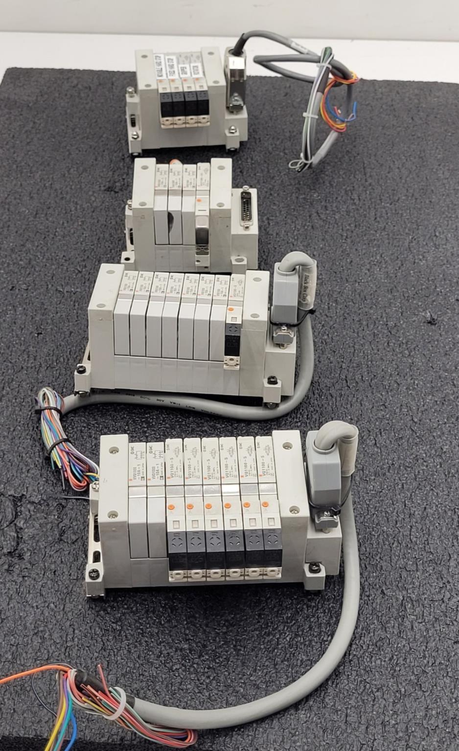 Lot of 4 SMC VQ1100-5  Solenoid Valve Blocks 24 Valves DIN Rail Mount DB25 Lot F