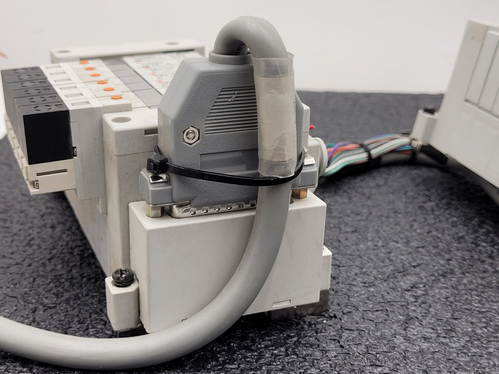 Lot of 4 SMC VQ1100-5  Solenoid Valve Blocks 24 Valves DIN Rail Mount DB25 Lot F