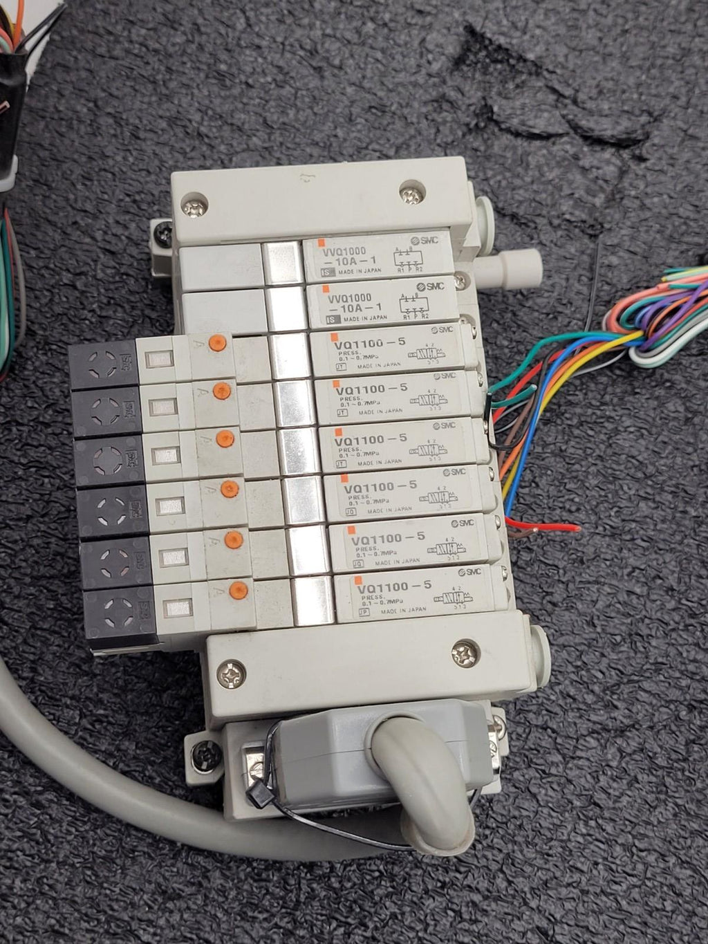 Lot of 4 SMC VQ1100-5  Solenoid Valve Blocks 24 Valves DIN Rail Mount DB25 Lot F