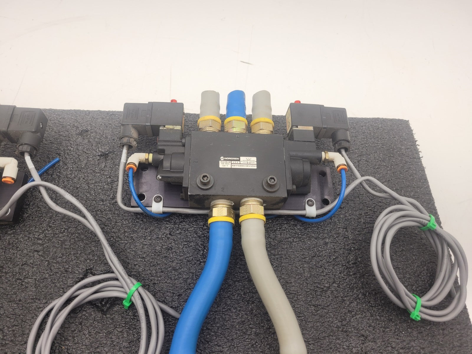 2x NORGREN  K81FA00KV3KV32W2 24VDC Dual Soleoid Valve 150 PSIG w/ 2 Regulators