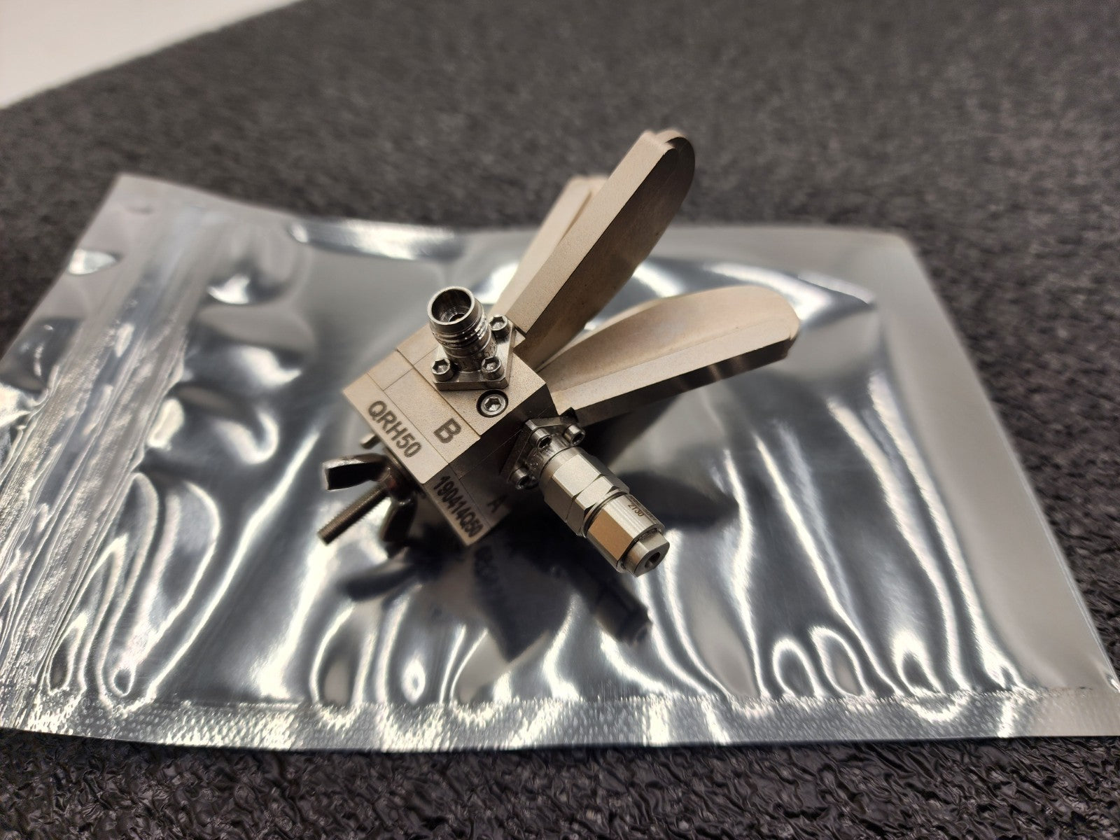 RFspin QRH50 Quad-Ridged Horn Antenna 5-50 GHz 2.40mm Connector 5/10W 50Ω 3–14dB