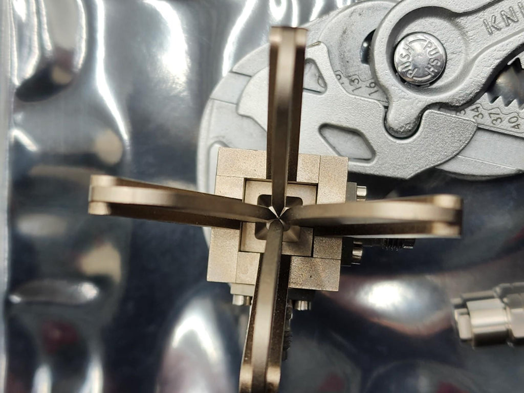 RFspin QRH50 Quad-Ridged Horn Antenna 5-50 GHz 2.40mm Connector 5/10W 50Ω 3–14dB