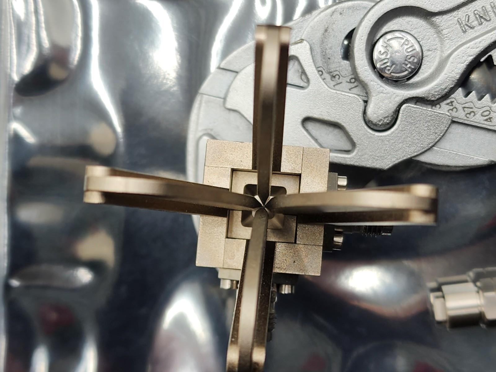 RFspin QRH50 Quad-Ridged Horn Antenna 5-50 GHz 2.40mm Connector 5/10W 50Ω 3–14dB