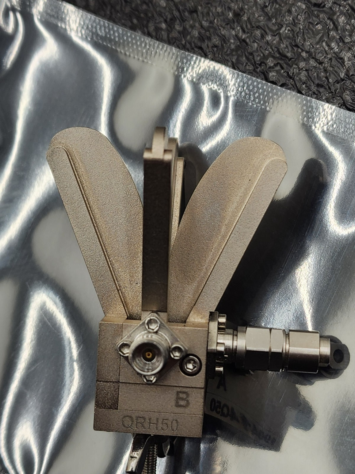 RFspin QRH50 Quad-Ridged Horn Antenna 5-50 GHz 2.40mm Connector 5/10W 50Ω 3–14dB