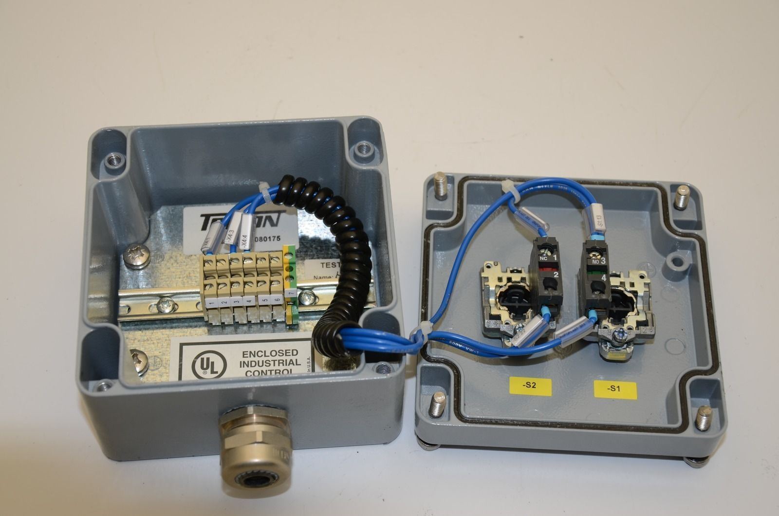 Cast Aluminum Electrical Enclosure 115mm x 55mm x 80mm ID, 2-Switch