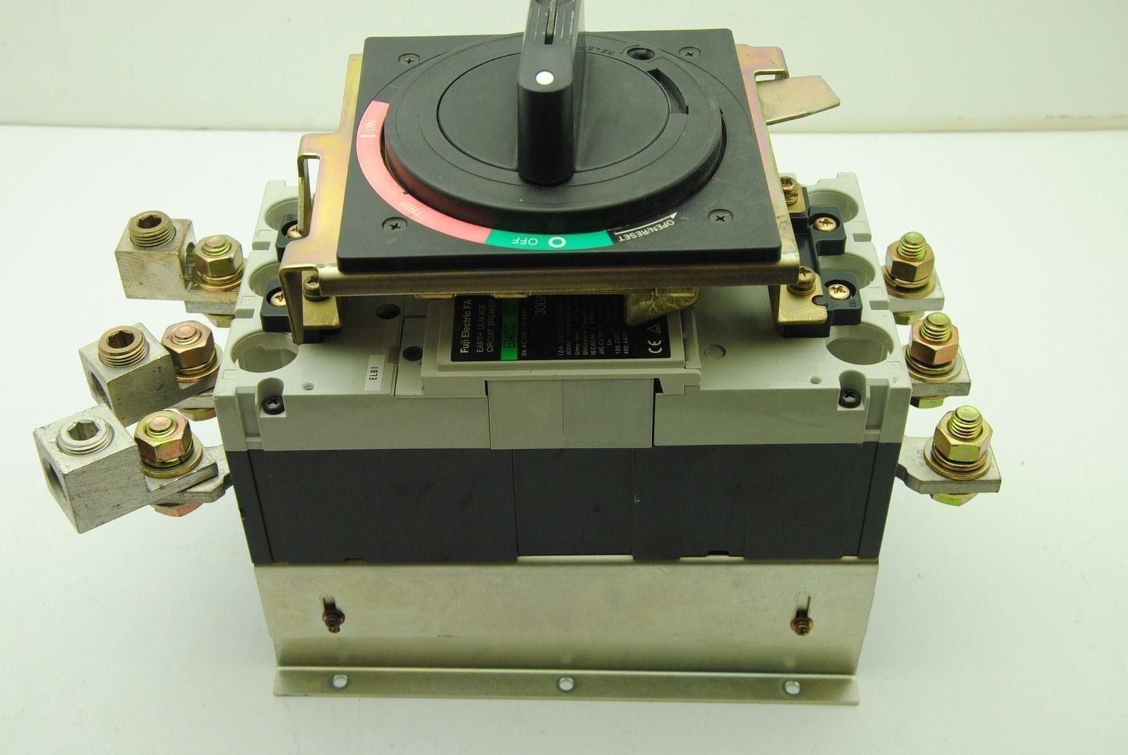 FUJI ELECTRIC FA EG403C Earth Leakage Circuit Breaker 300A 440V w/ Terminal Lugs