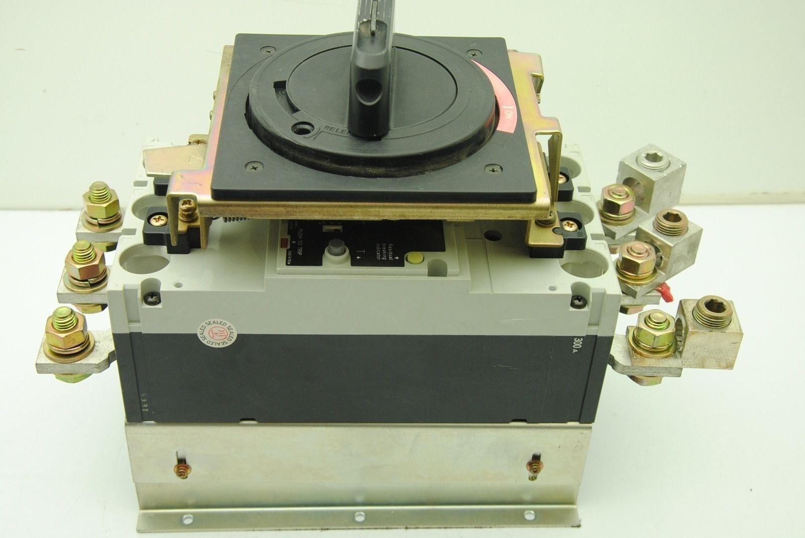 FUJI ELECTRIC FA EG403C Earth Leakage Circuit Breaker 300A 440V w/ Terminal Lugs