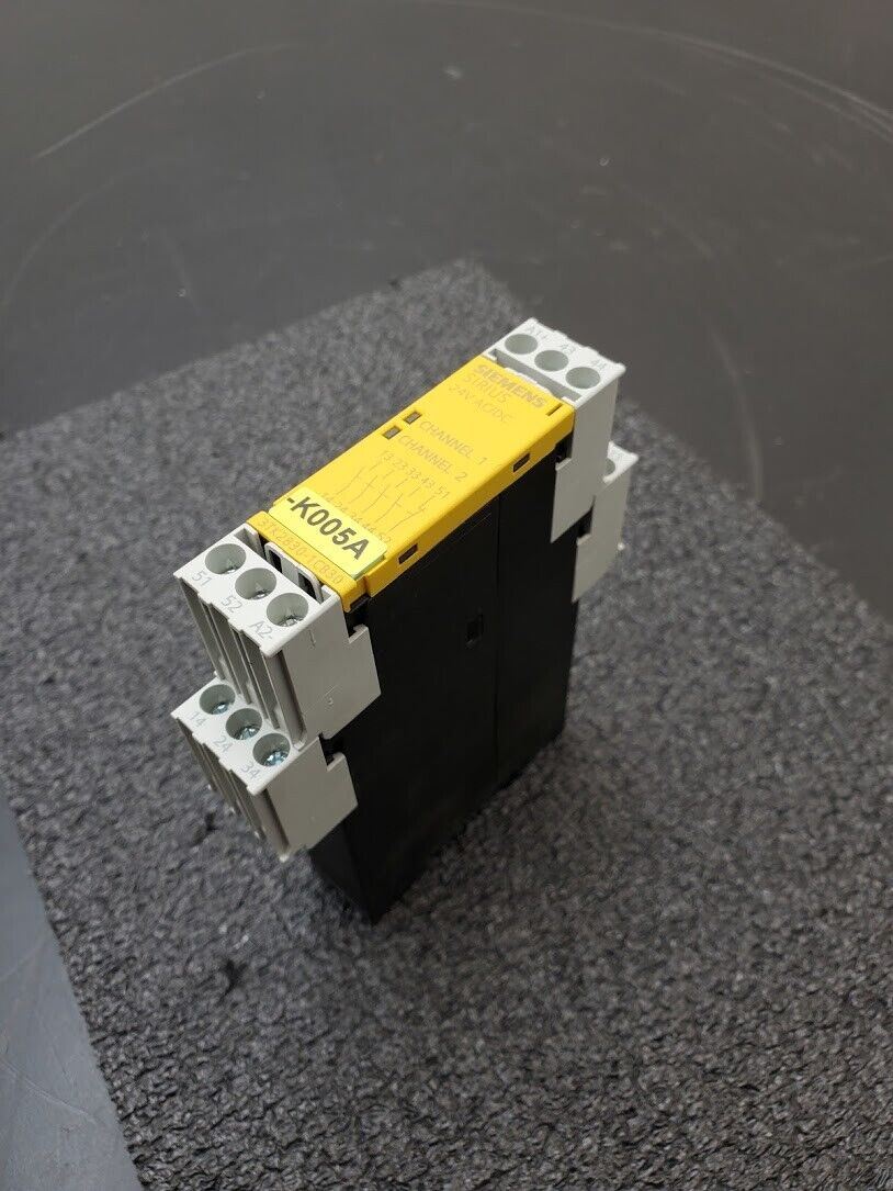 Siemens Sirius 3TK2830-1CB30 Safety Relay Relay Release Circuits 24V AC/DC