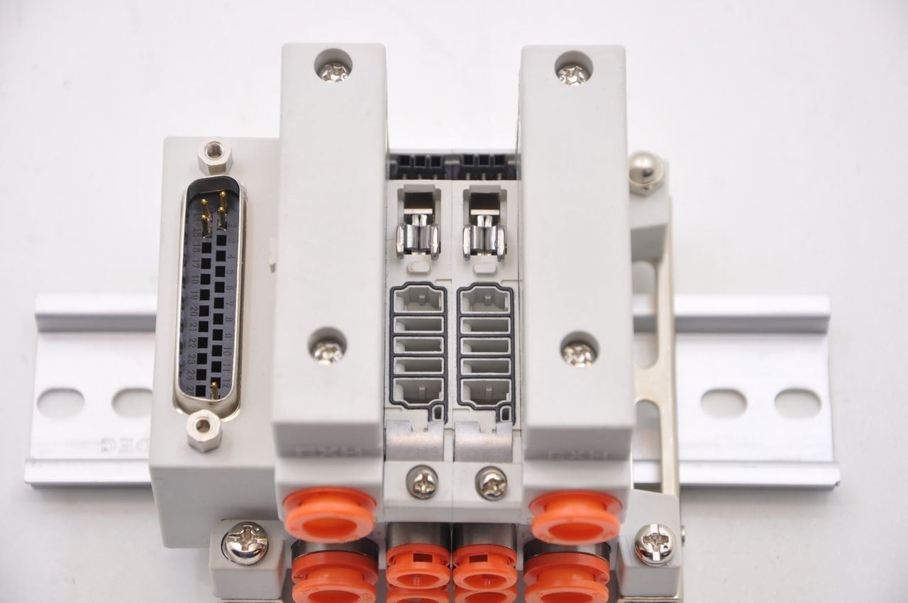 SMC EXH 2 Position Pneumatic Valve Air Manifold DIN Rail Mount NEW