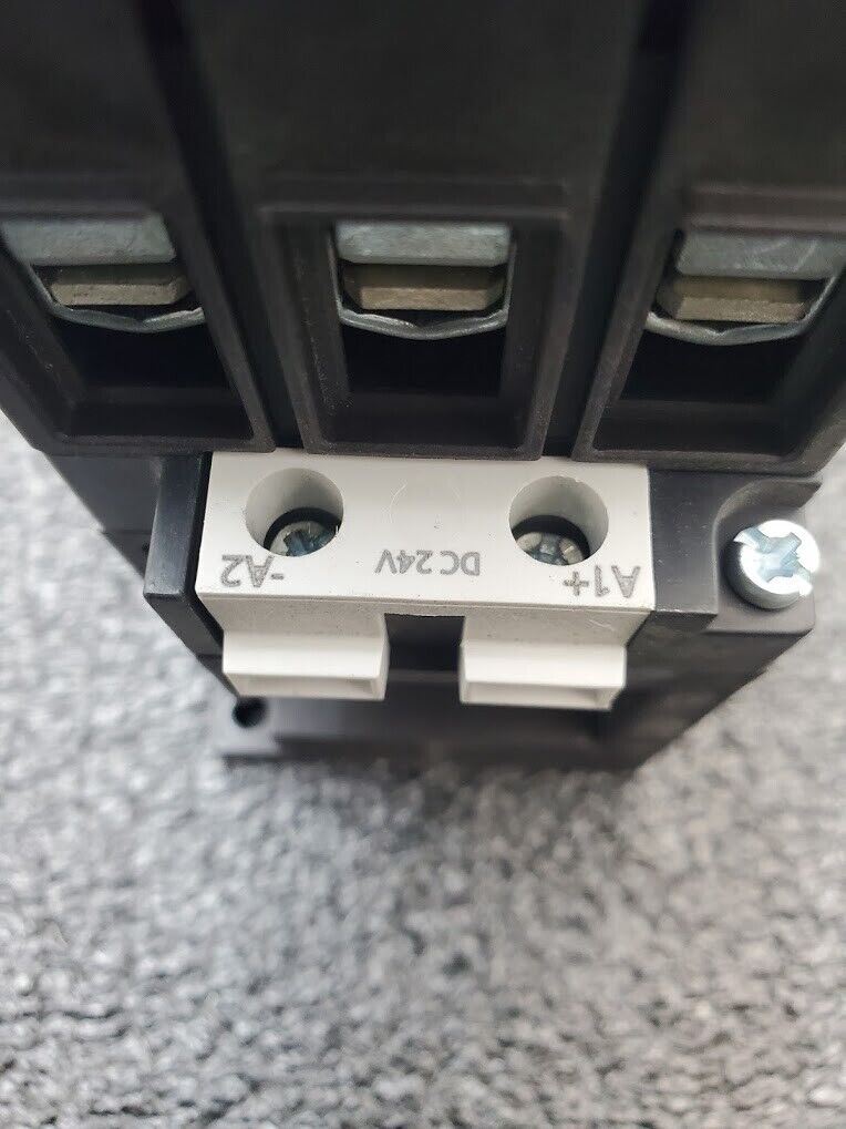 Siemens 3RT1033-1BB40 Contactor 230-600V 4 Pole 24VDC Coil 1/3PH DIN 5HP 10HP