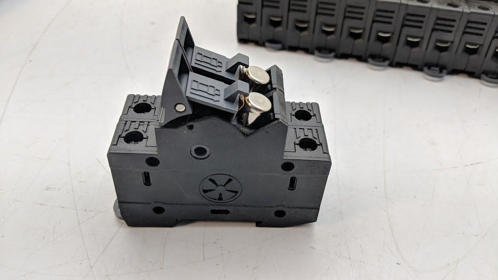 PHOENIX CONTACT UK 10,3-CC HESILED 2-Pole Fuse Holder 30A 600V FNQ-R-1 Lot of 18