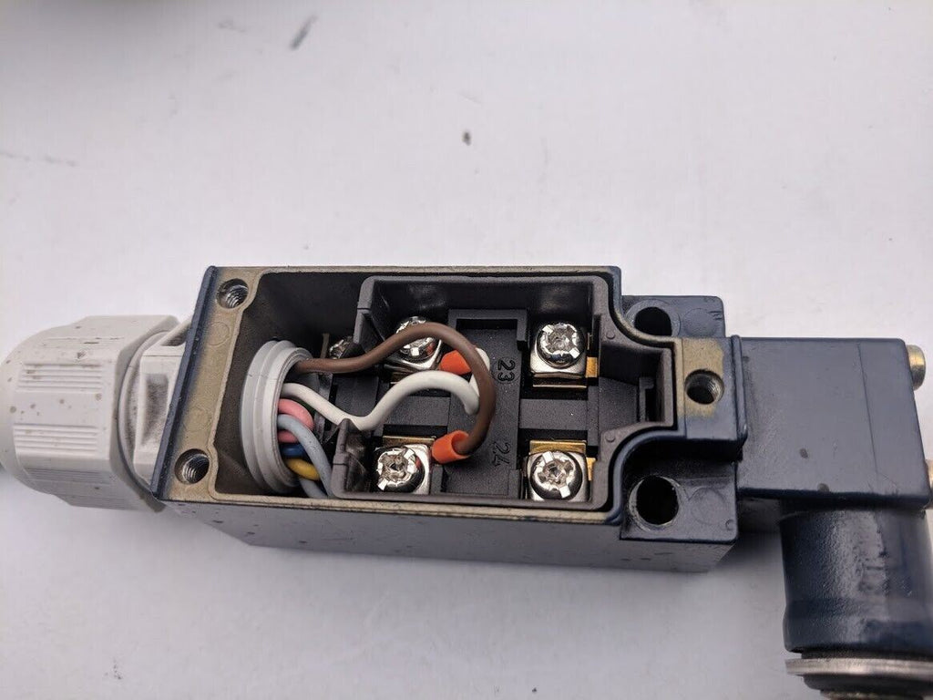 Schmersal TV12H 235-02z, 20z Safety Door Roller Lever Limit Switch Contact IP67