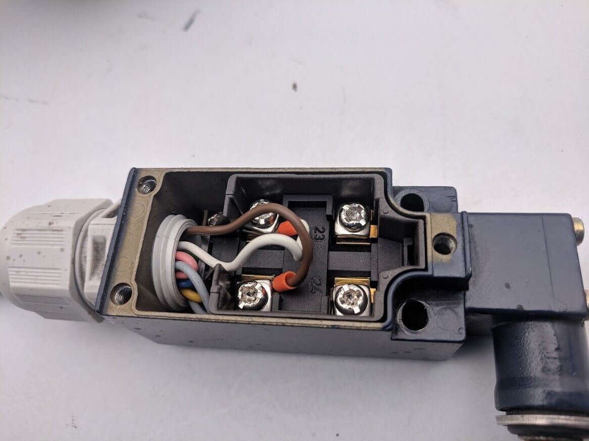 Schmersal TV12H 235-02z, 20z Safety Door Roller Lever Limit Switch Contact IP67