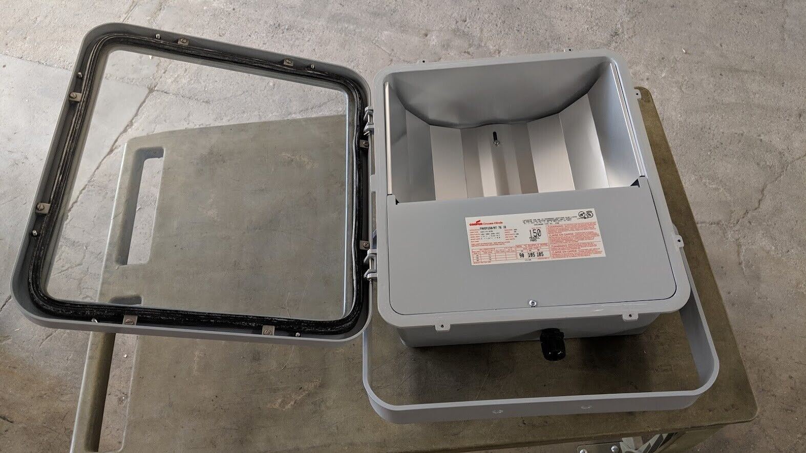 Cooper Crouse-Hinds FMVSY150/MT 76 Industrial Hazardous Location Light Fixture