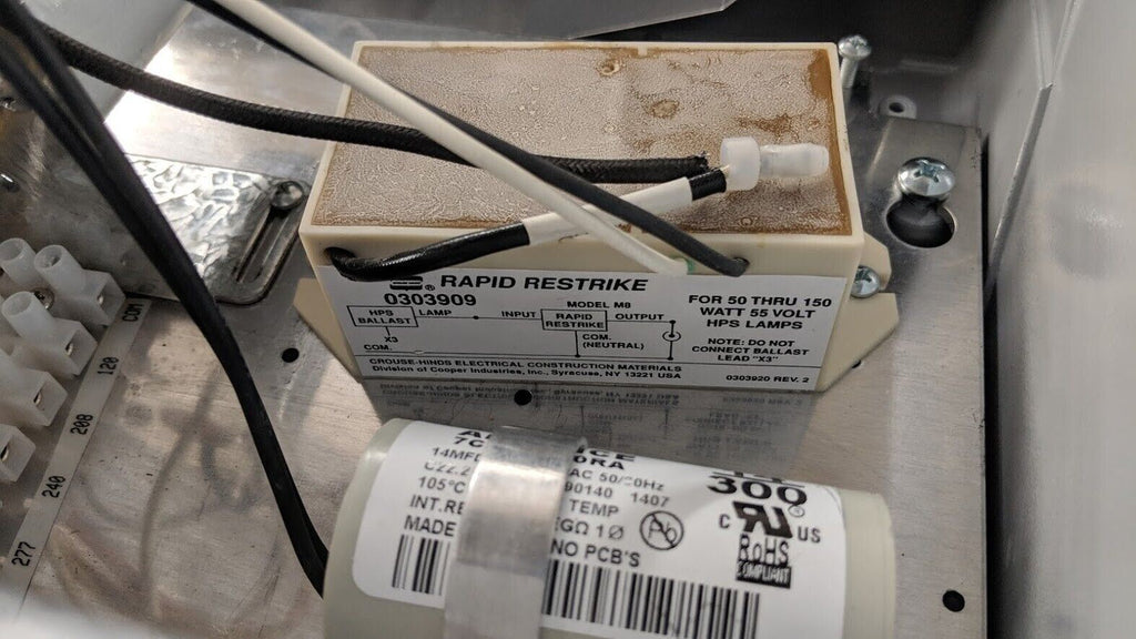 Cooper Crouse-Hinds FMVSY150/MT 76 Industrial Hazardous Location Light Fixture