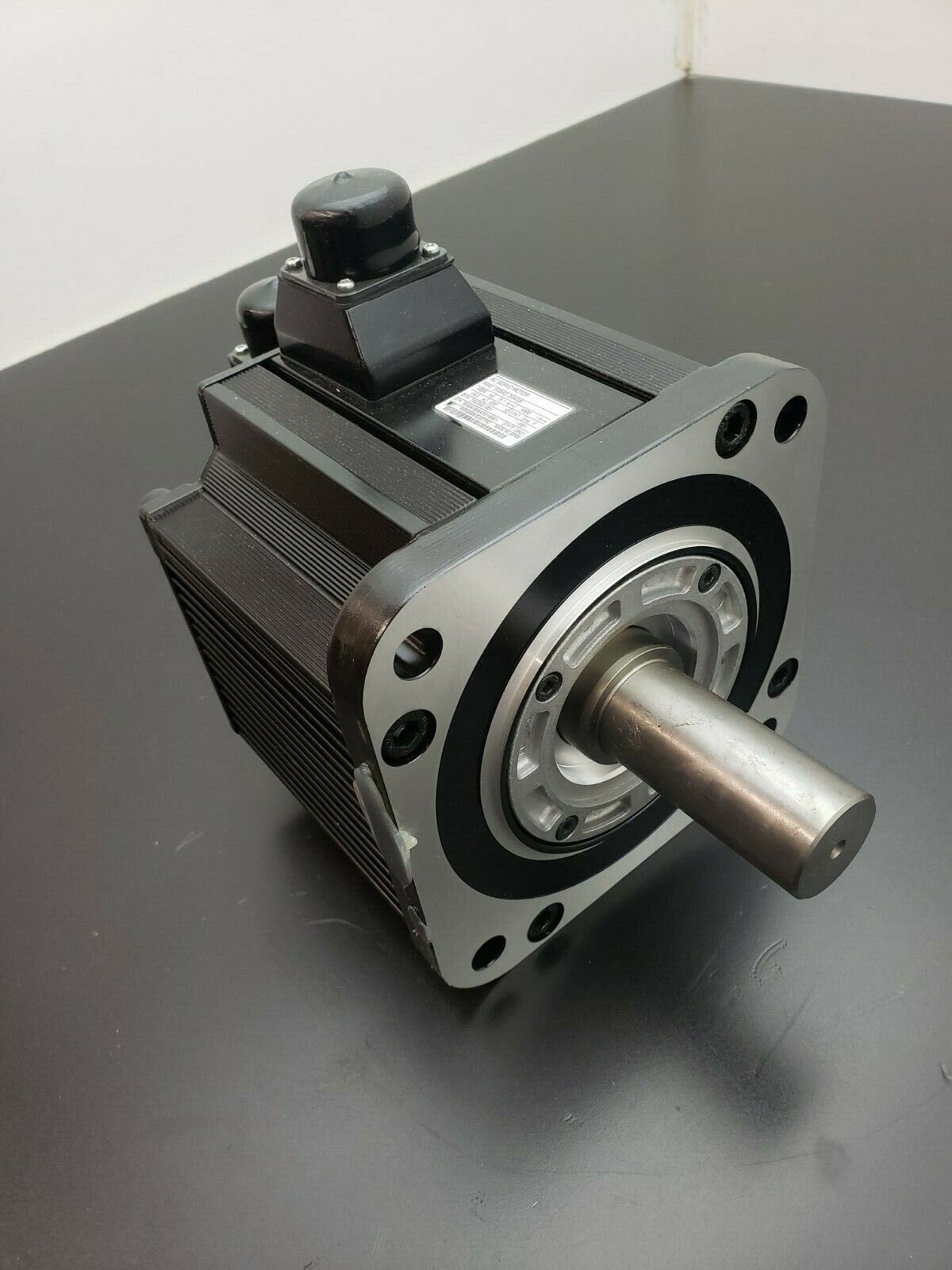 New Yaskawa AC Servo Motor SGMG-20ASB New 2Kw 200V 18.5 A