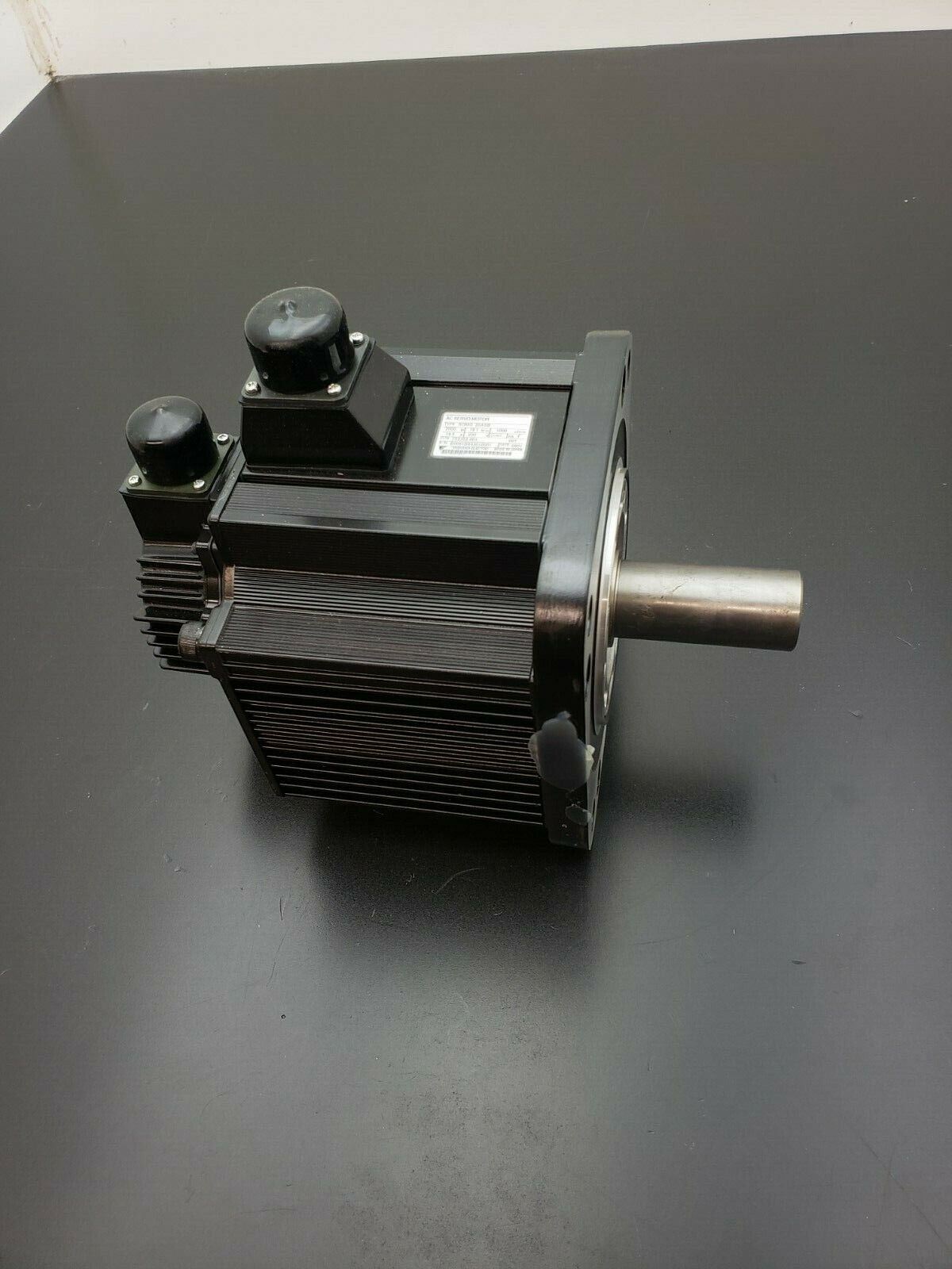 New Yaskawa AC Servo Motor SGMG-20ASB New 2Kw 200V 18.5 A