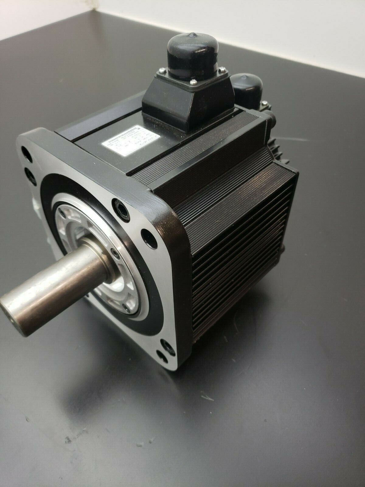 New Yaskawa AC Servo Motor SGMG-20ASB New 2Kw 200V 18.5 A