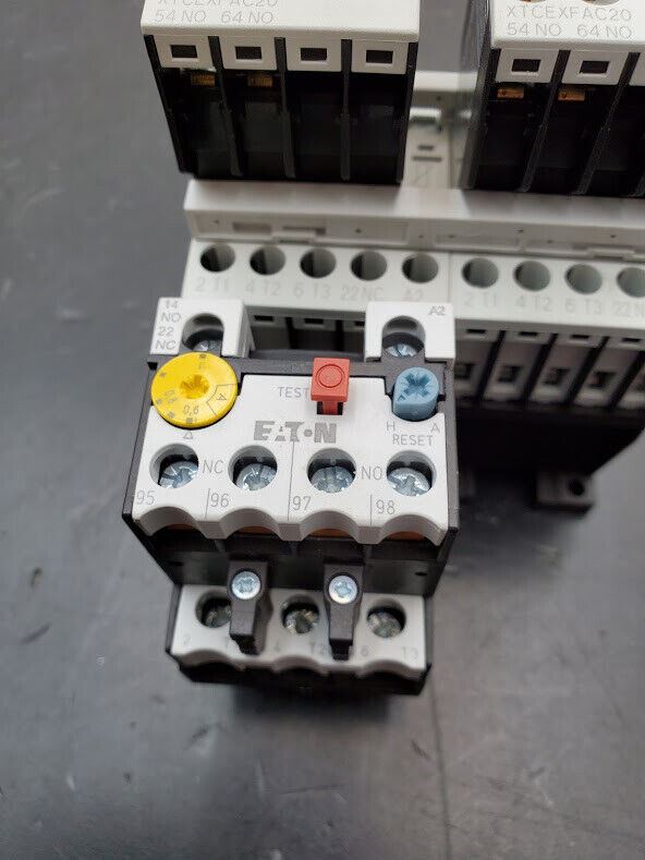 2x Eaton DILM9-01 24V Coil 3PH 690V 5A Contactor ZB12-1 Overload Relay +2x XHI20
