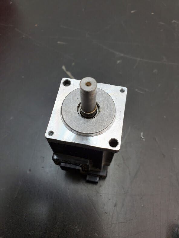 Sanmotion Sayo Denki R2AA04010FXP00M Servo Motor 100W AC200V .8A 3000RPM