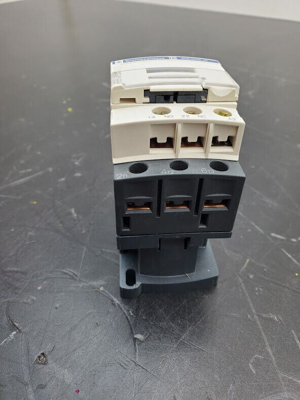 TELEMECANIQUE LC1D09 Contactor 200-600V 1PH or 3PH 2-5kW w/ 120VAC Coil DIN Rail