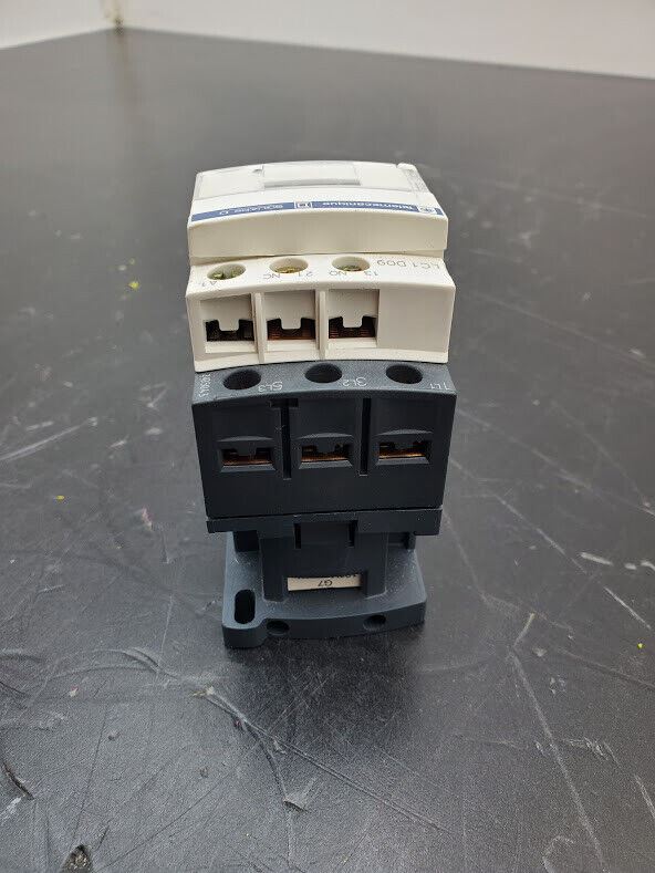 TELEMECANIQUE LC1D09 Contactor 200-600V 1PH or 3PH 2-5kW w/ 120VAC Coil DIN Rail