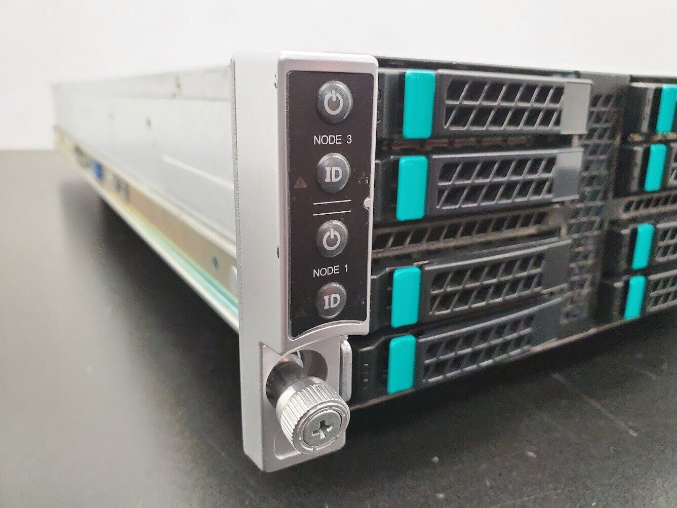 Intel Server Storage H2216XXKR 16x SFF HDD 8x Xeon E5-2680 256Gb DDR3-1600 Ram B