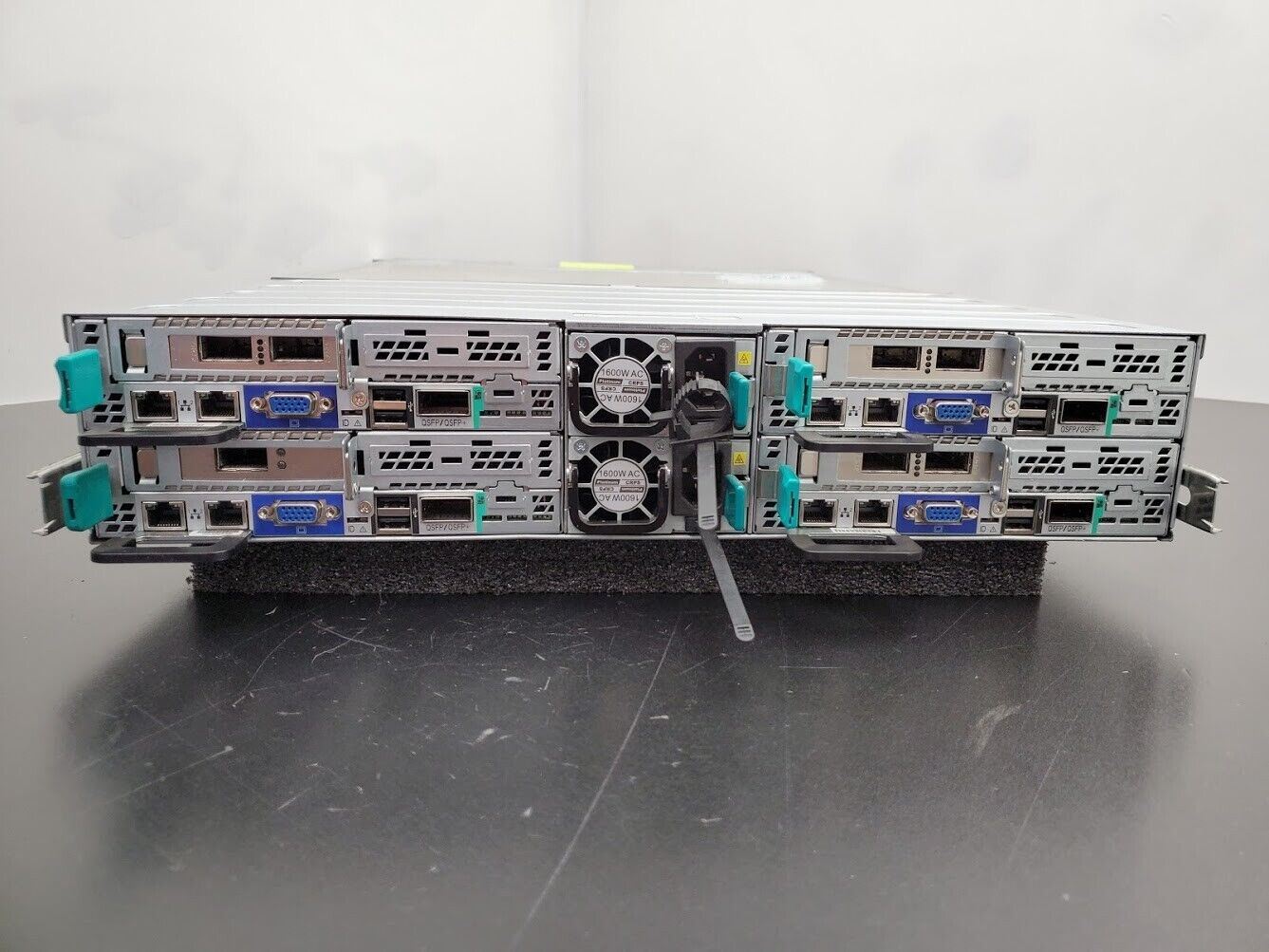 Intel Server Storage H2216XXKR 16x SFF HDD 8x Xeon E5-2680 256Gb DDR3-1600 Ram B