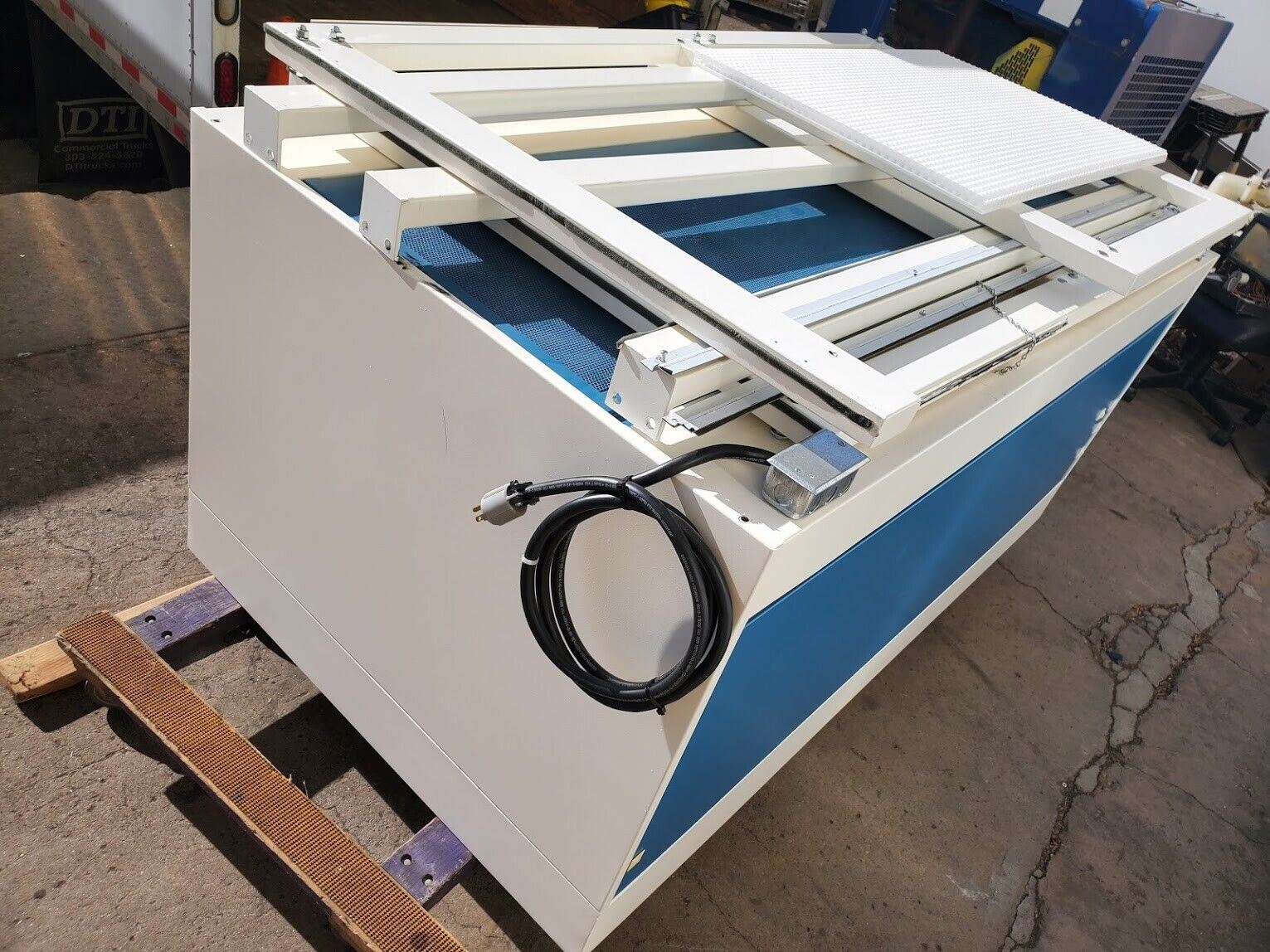 Envirco Unidirectional Flow Clean Bench Workstation HEPA MAC10 w/stand Downflow