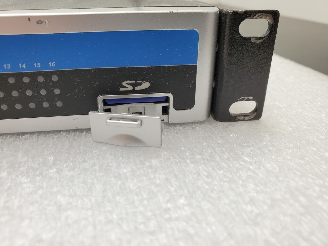 MOXA NPort 6610-16 16 Ports 8-pin RJ45 RS-232 Secure Device Server 100V~240Vac
