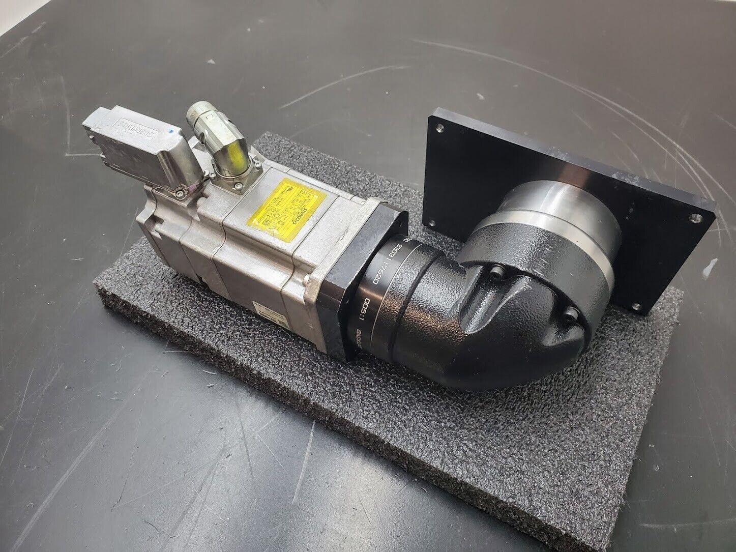 Siemens 1FK7042-5AF21-1UA0 AC Servo Motor Apex AER090 5:1 Right Angle Gearhead