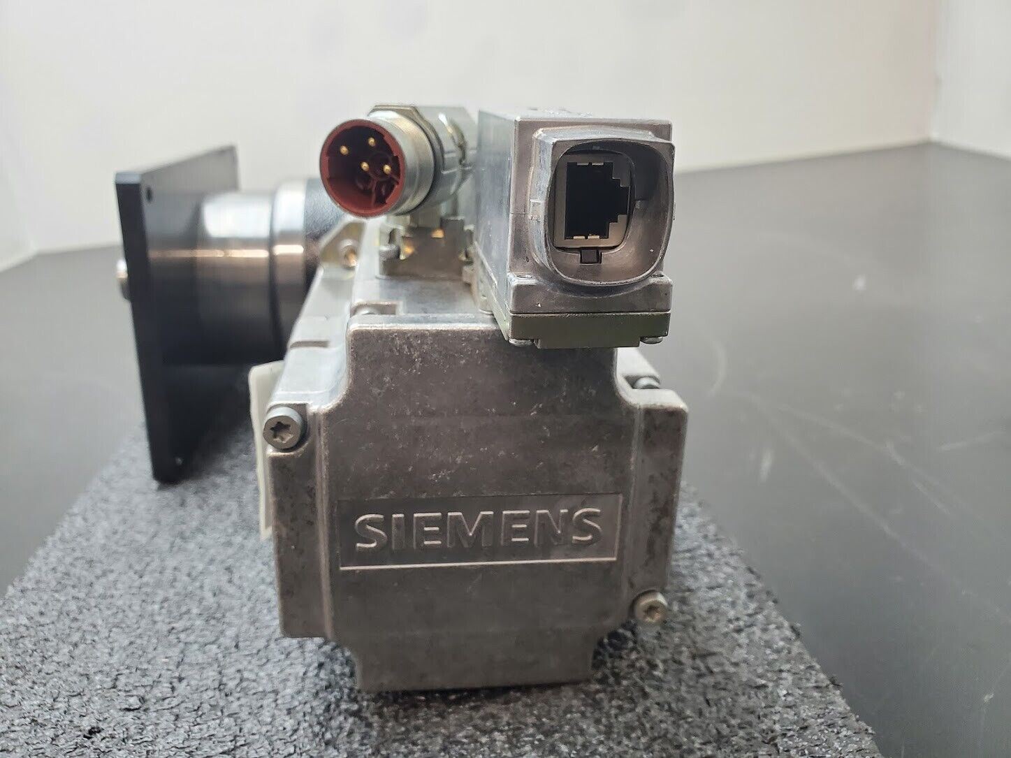 Siemens 1FK7042-5AF21-1UA0 AC Servo Motor Apex AER090 5:1 Right Angle Gearhead
